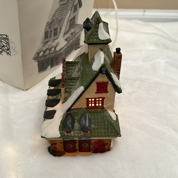 Department 56 North Pole Series Reindeer Barn Christmas Village Dept56 - Picture 6 of 14